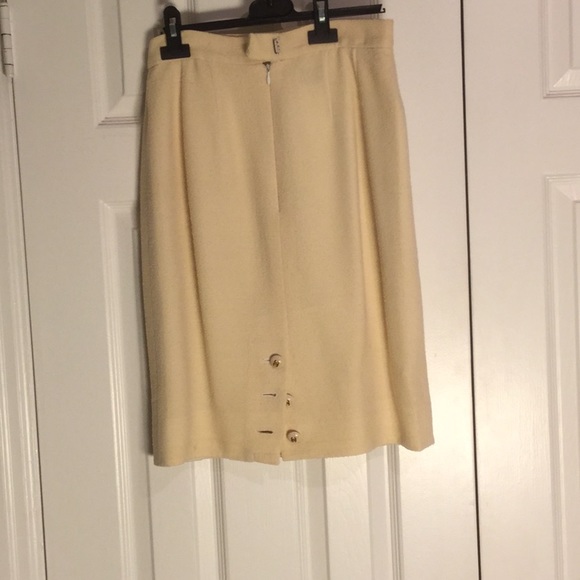 Classic CHANEL 2 piece suit - Picture 5 of 7